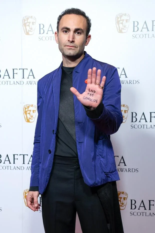 Режисер Акінола Девіс молодший показує Free Palestine на долоні на церемонії BAFTA